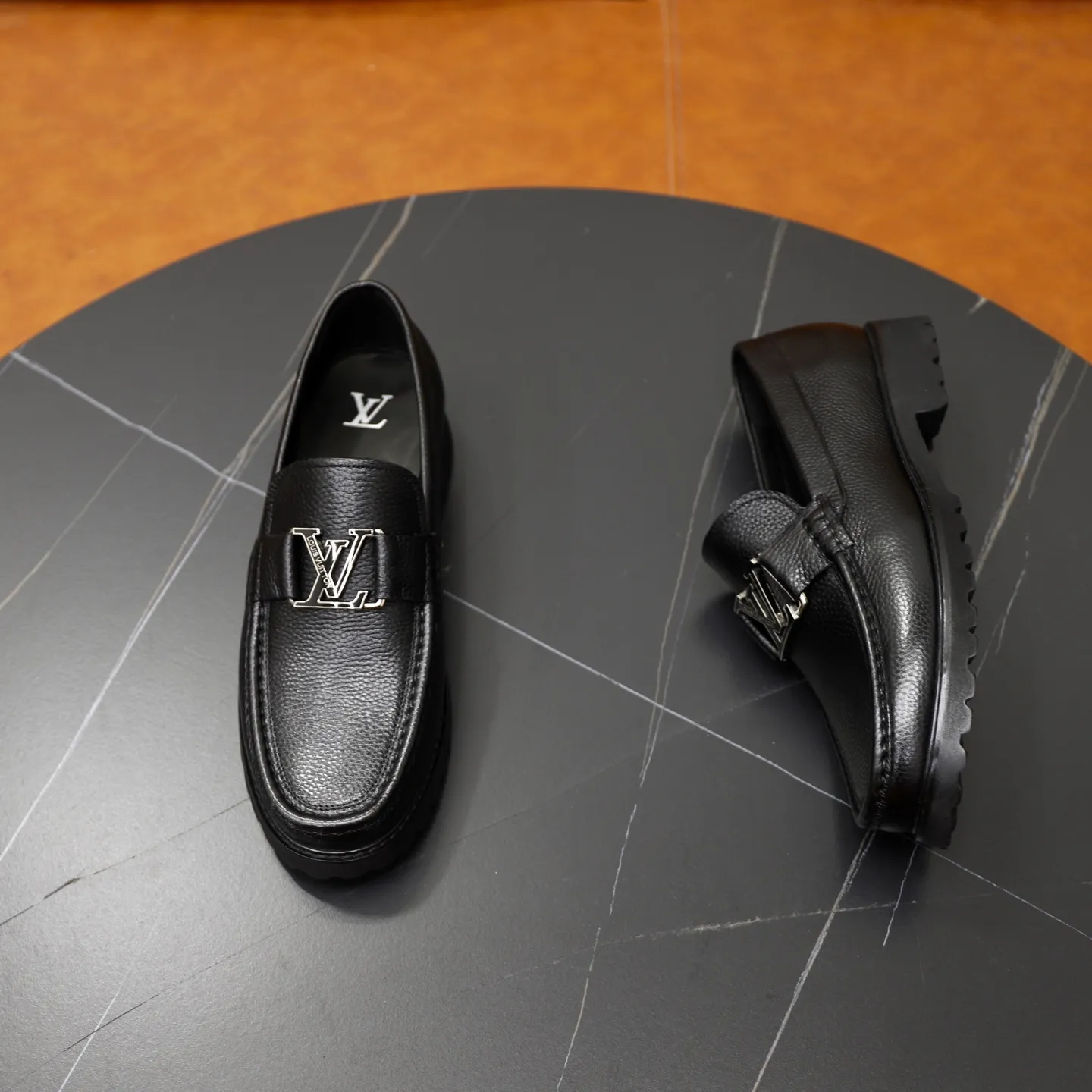 Ex-factory price: 600💰Louis Vuitton LV men's classic Oxford shoes, men's business formal boutique leather shoes, classic style, almond kernel exquisite toe, ultimate art, the whole shoe is made of imported cow leather (open edge beads), carefully selected, fine pores, excellent gloss, soft texture, strong toughness, durable and not easy to deform, apricot fetal cowhide leather lining, soft and comfortable, sweat-absorbent and breathable. Foam outsole, original box and dust bag packaging! Size: 38–44 (45/46 customized)